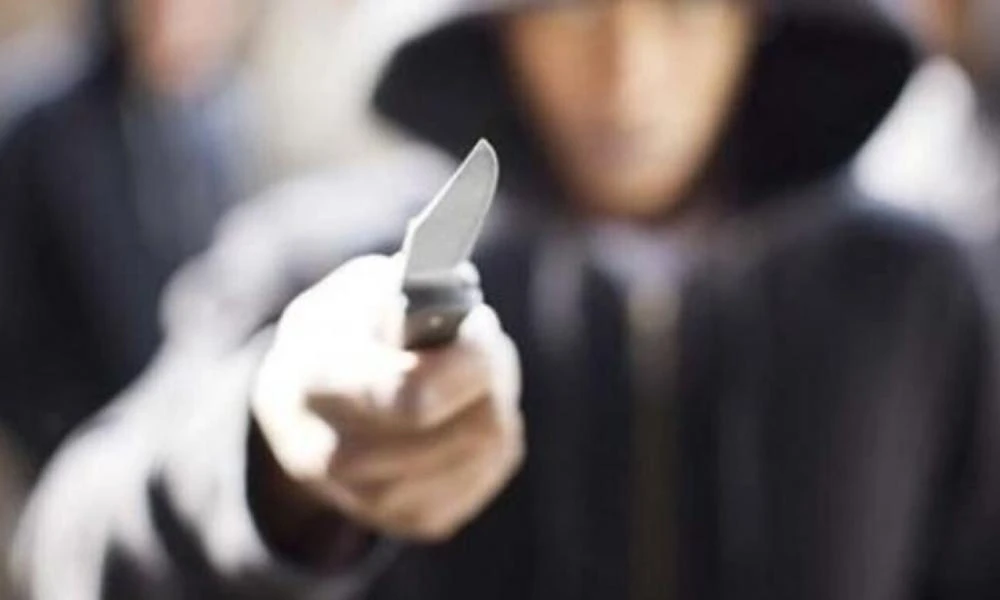 Λάρισα: «Μαχαίρωσε» στο πρόσωπο 25χρονο μετά από καυγά τα ξημερώματα